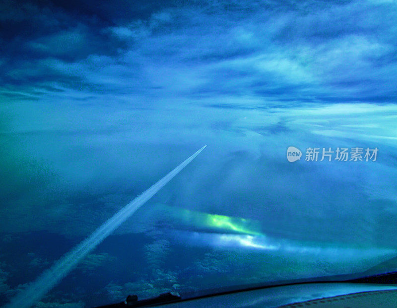 当飞机飞到云层上面时，看到另一架飞机在窗外飞行