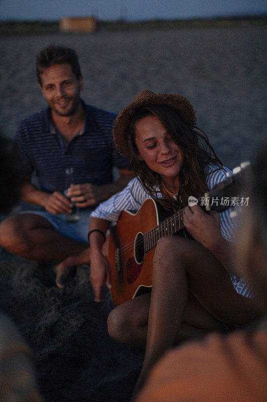 微笑的女孩弹吉他