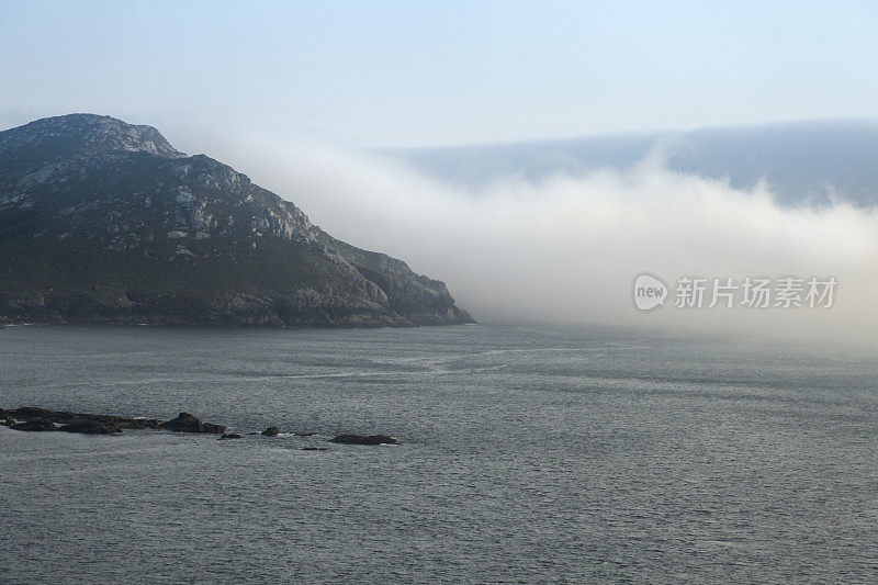 科斯塔达莫特的石头和海浪