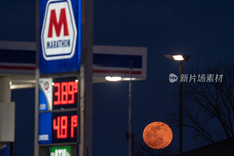 加油站马拉松的背景伊利诺斯州满月