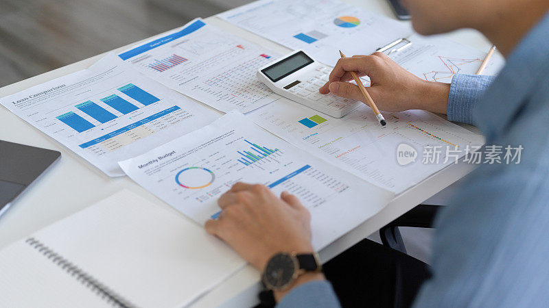 男性金融从业人员计算和分析金融营销投资