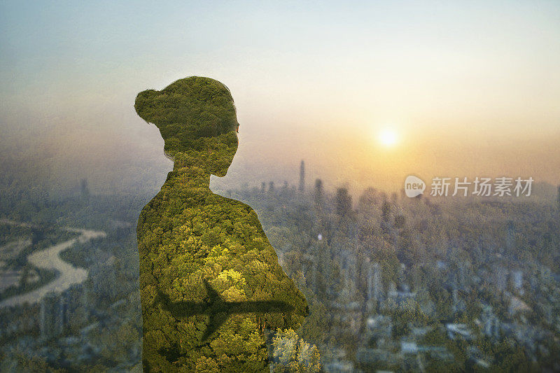 中国成年女性站在城市中沉思，有自然的树木和飞机的影子，烟雾，后视镜，腰部以上，多层次的效果，合成的形象，女性