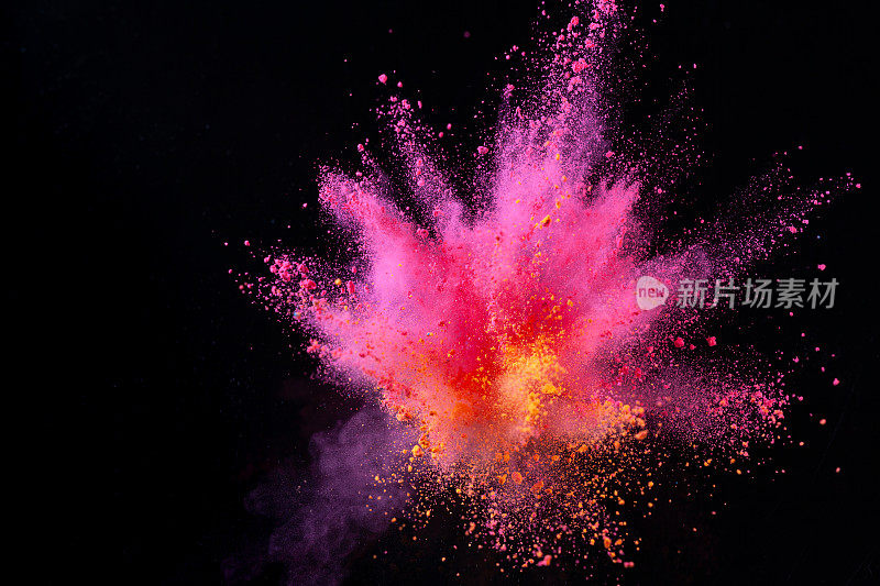 高速拍摄的彩色粉末在黑色背景上爆炸
