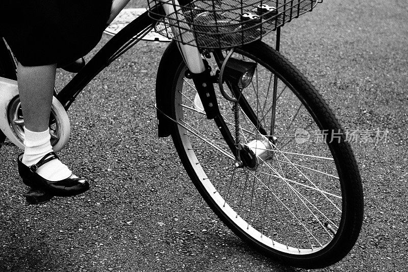 一个骑自行车的女孩的脚图像
