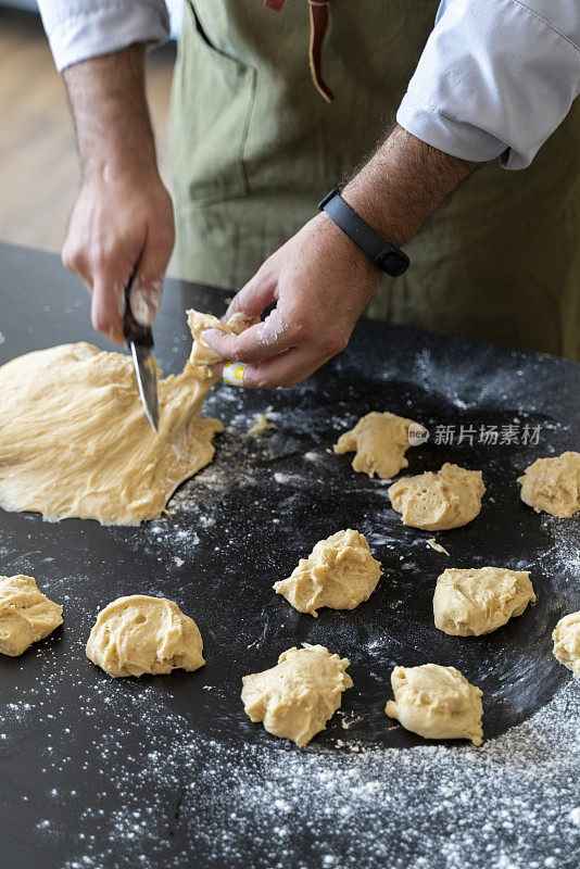 男子在家准备甜甜圈库存照片