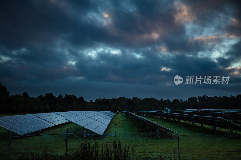 西田纳西州太阳能农场在多云的早晨