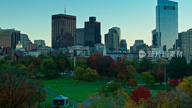 无人机在波士顿公共公园的日出俯瞰市区建筑