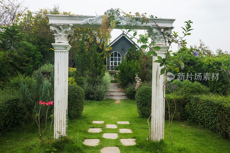 带花园和喷泉的现代英式木屋