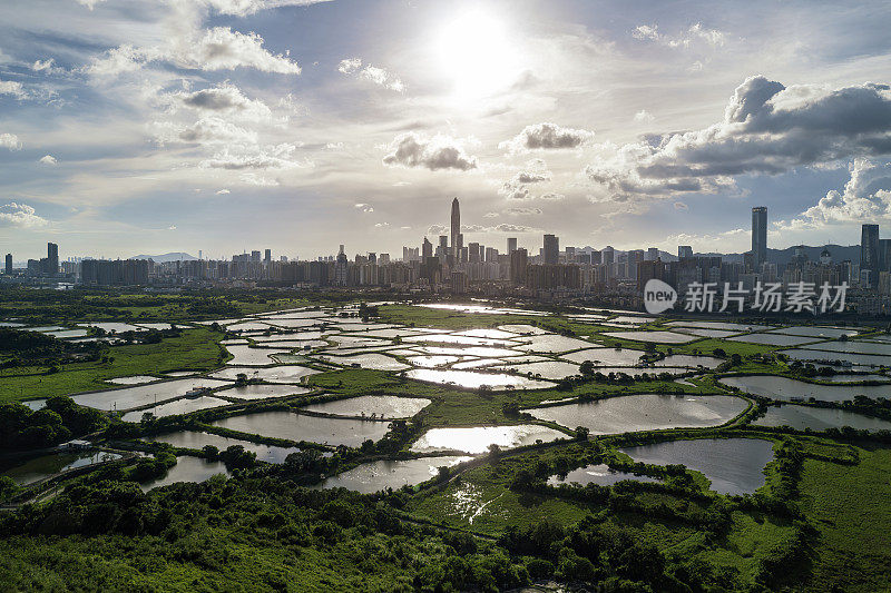 现代化大都市前的养鱼场