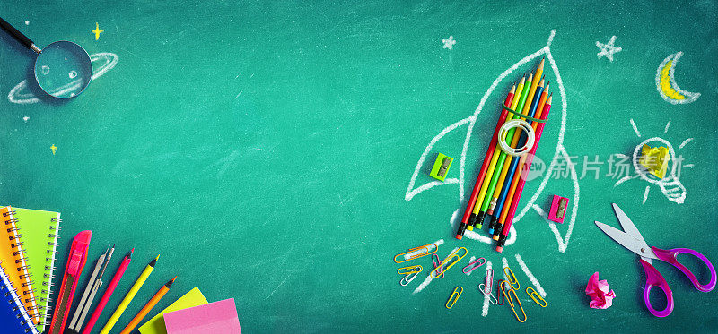 回到学校-火箭与彩色铅笔和黑板-创业概念