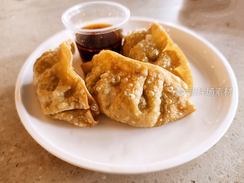 在苏格兰英格兰格拉斯哥的餐馆里，传统的韩式中餐炒蔬菜饺子