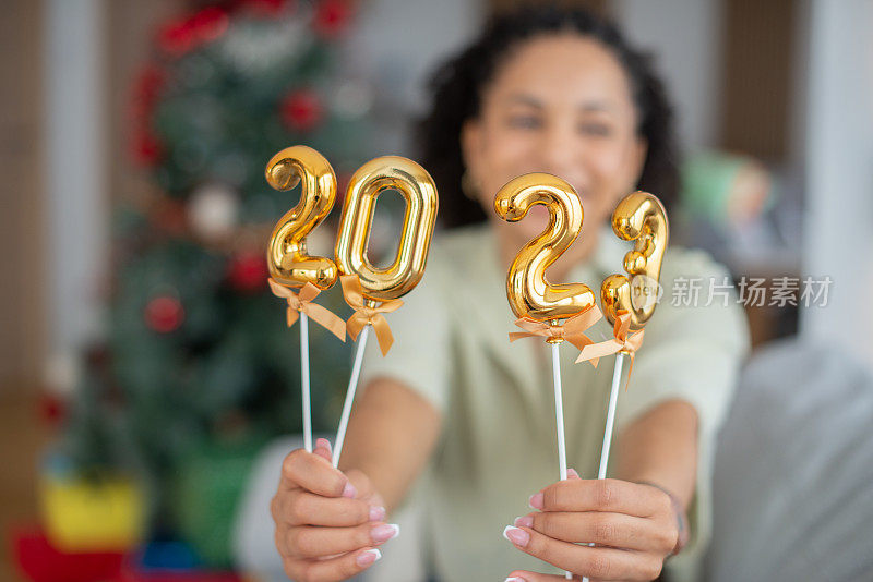 女人在家里庆祝平安夜