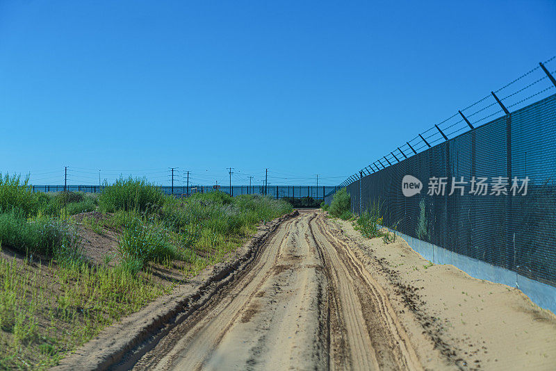 美墨边境检查站旁的土路