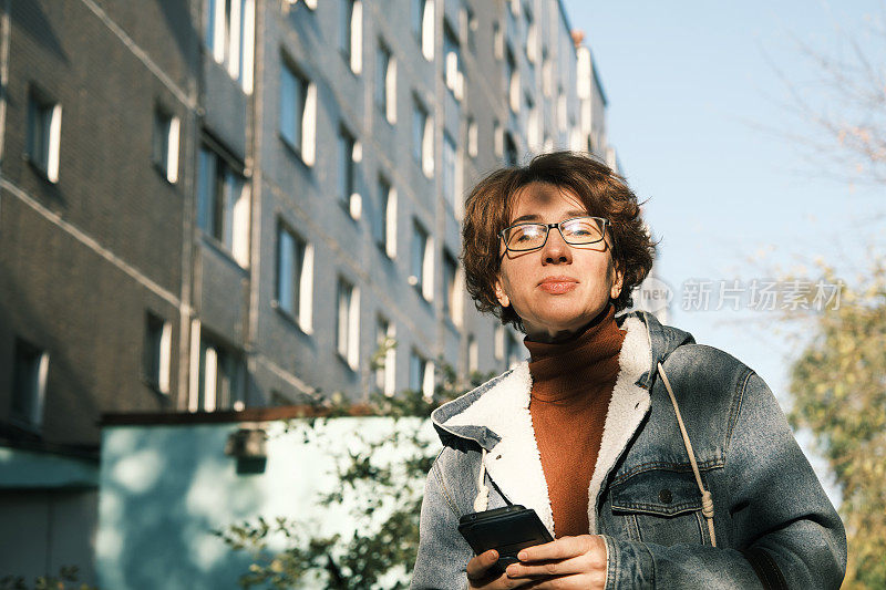 秋天镇街道上的女人画像