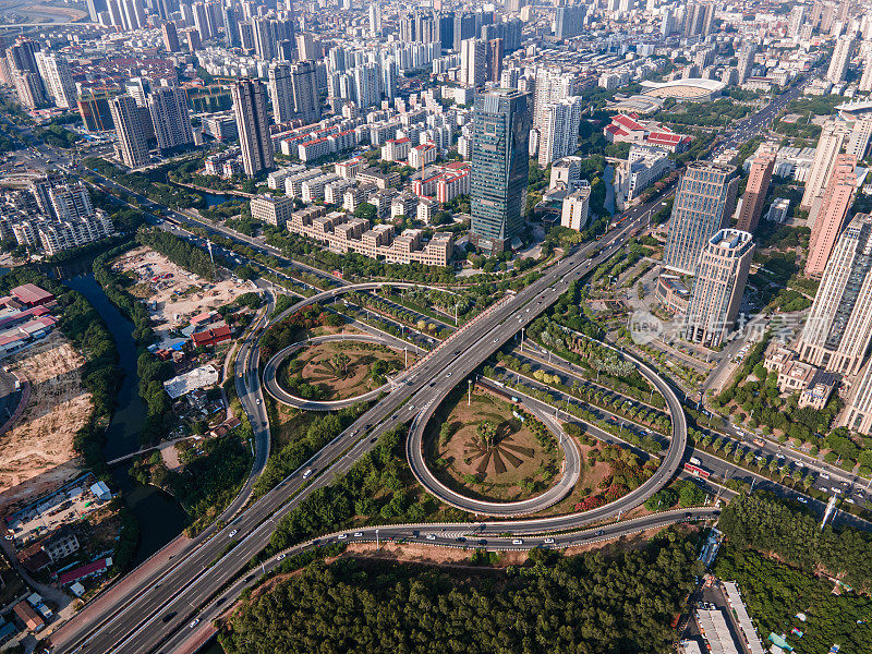 新建中型城市，建设交通枢纽