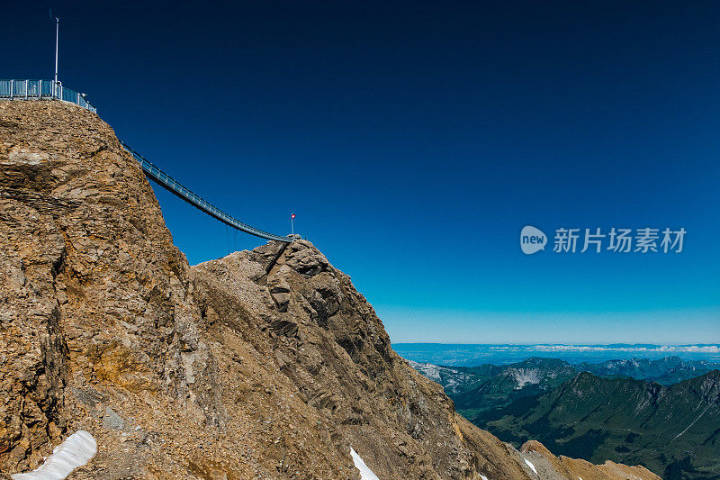 连接瑞士Diablerets山脉(冰川3000)两座山峰的吊桥