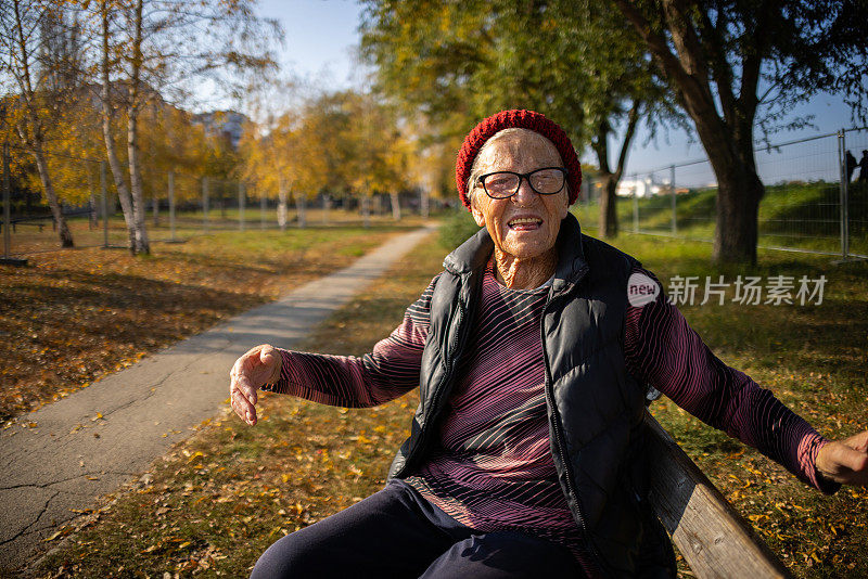 白种老年妇女在公园里享受美丽的秋日