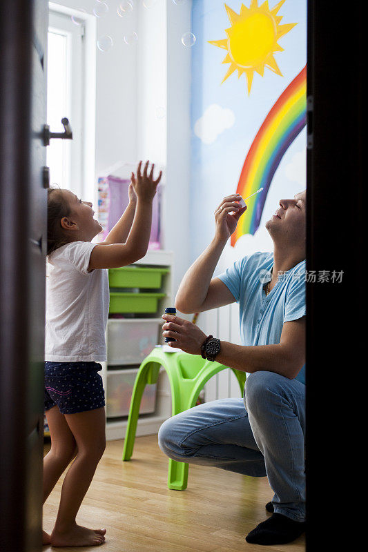 父亲和女儿花时间在一起