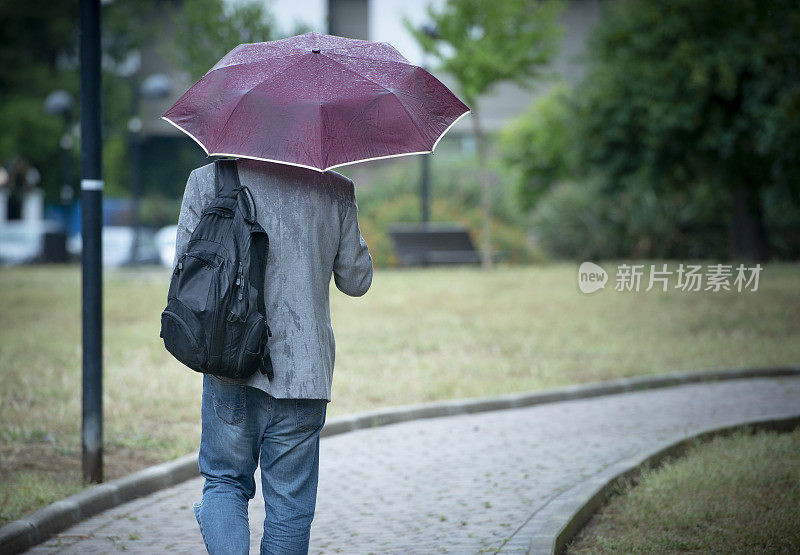 雨中行走的商人