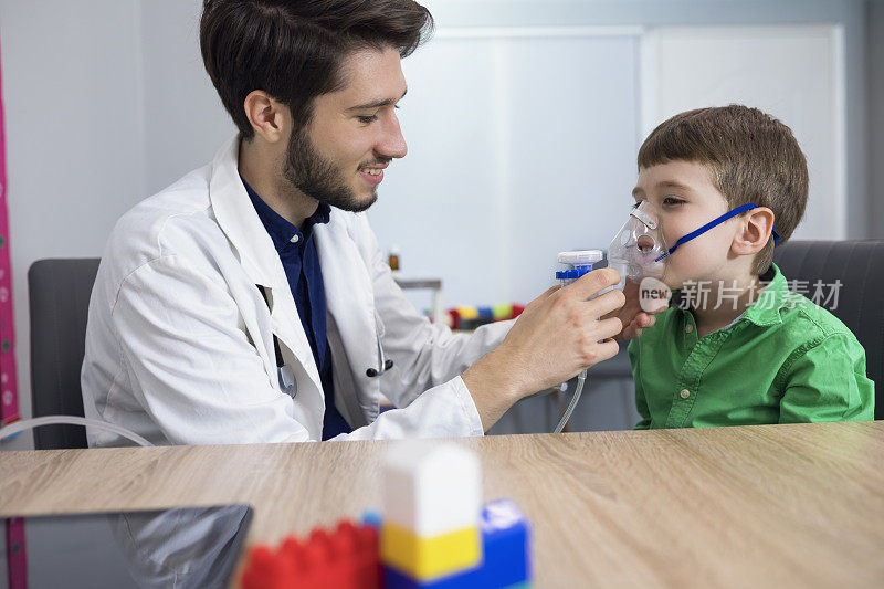 医生拿着吸入器口罩为孩子呼吸