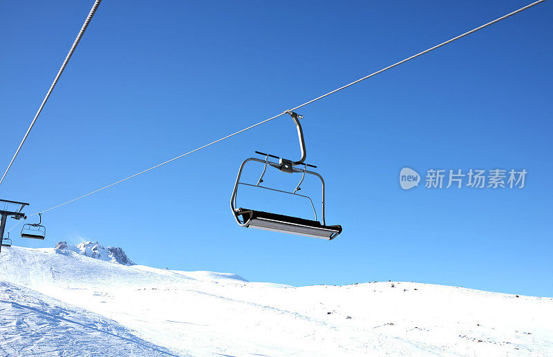 滑雪胜地的座椅升降机