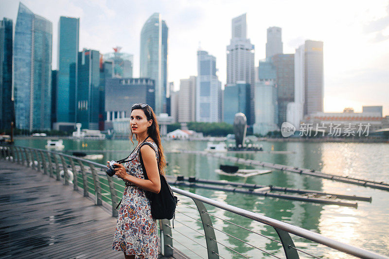 年轻时尚的新加坡单身女旅行者