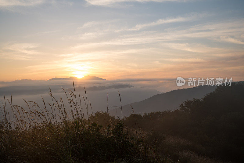 从山顶上越过云海的日出