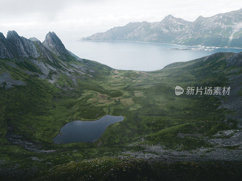 鸟瞰图的高山峰的塞格拉山和海在挪威北部的雾