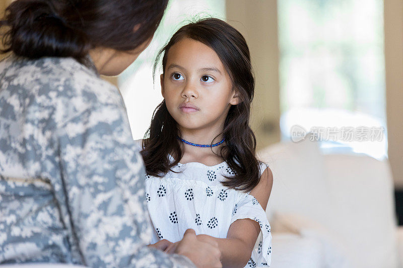 女士兵和小女儿进行了一次严肃的谈话