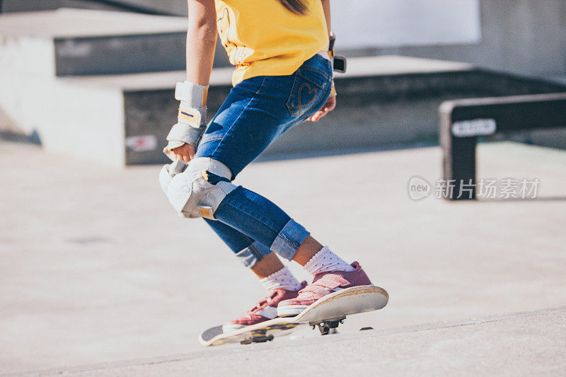 在滑板公园里骑滑板的小女孩