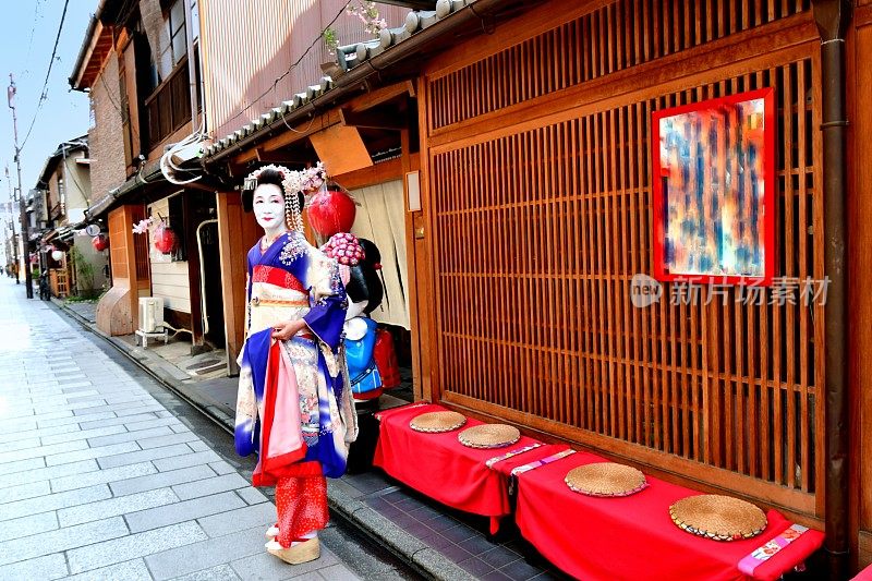 日本女人穿着舞子服装站在京都祗园街