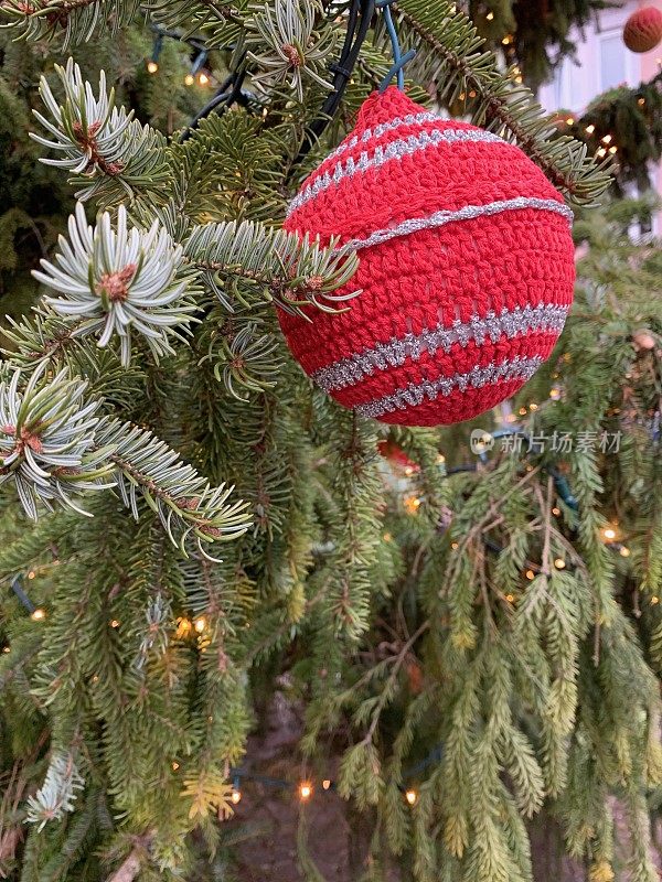 挂在冷杉树上的针织圣诞小装饰品