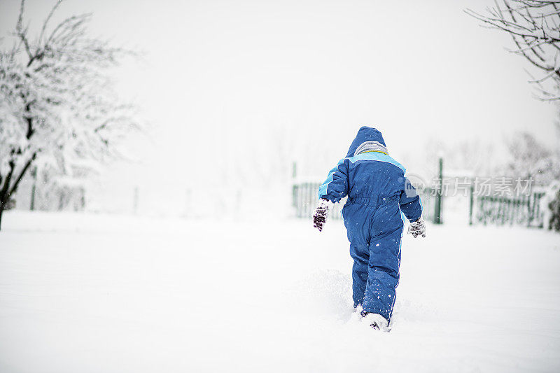 大雪过后，小男孩在享受雪