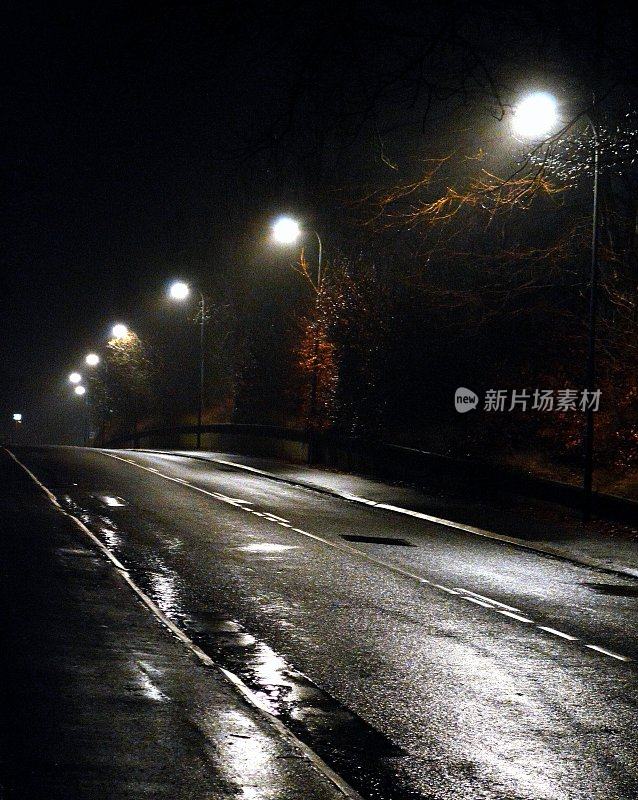 雨夜空旷的街道