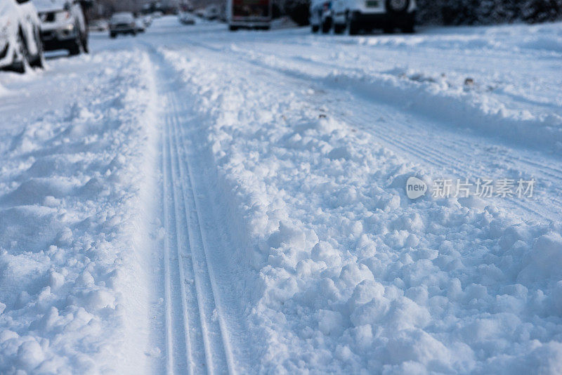 科罗拉多州丹佛市积雪街道上的轮胎印