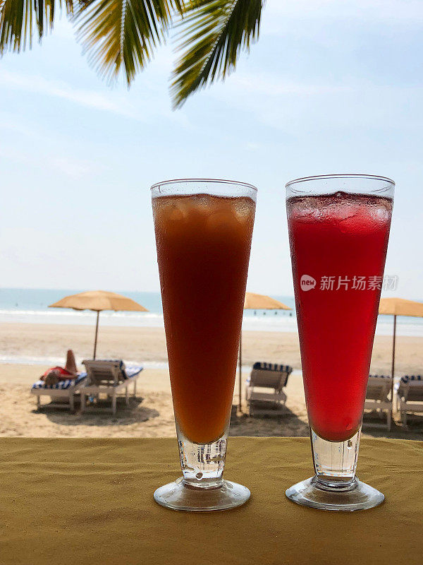 印度果阿，海滩上的性爱画面，热带棕榈树下的鸡尾酒，海边度假胜地的阳光躺椅