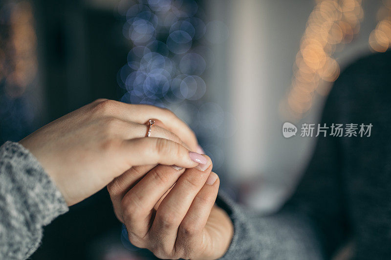 一个年轻人正在向他的女朋友求婚