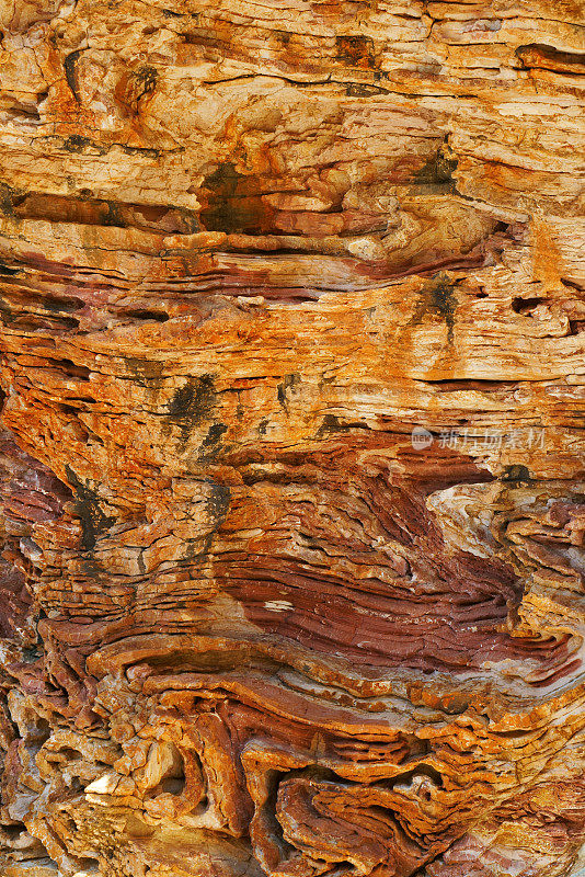 天然深褐色岩石表面纹理背景