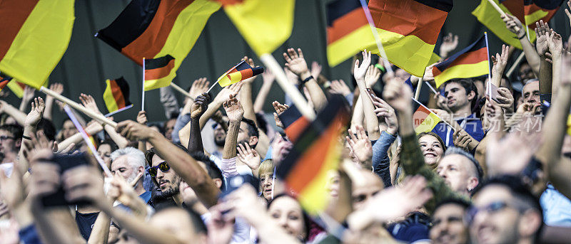 德国球迷在体育场挥舞着他们的旗帜