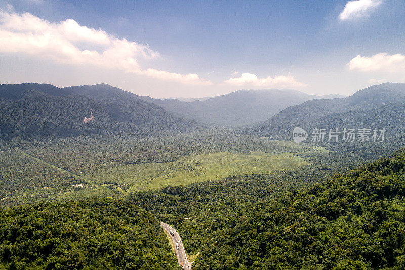 风景鸟瞰图-道路和森林-在巴西