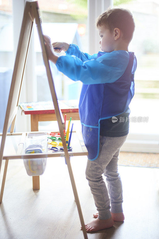 幼儿在家画画