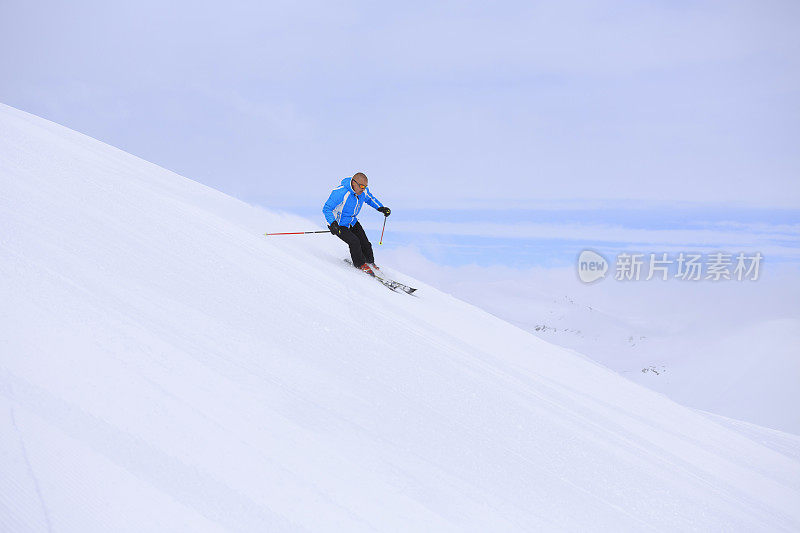 业余冬季运动高山滑雪。男子滑雪者在滑雪场滑雪。高山雪景。利维尼奥，阿尔卑斯山，欧洲，意大利。