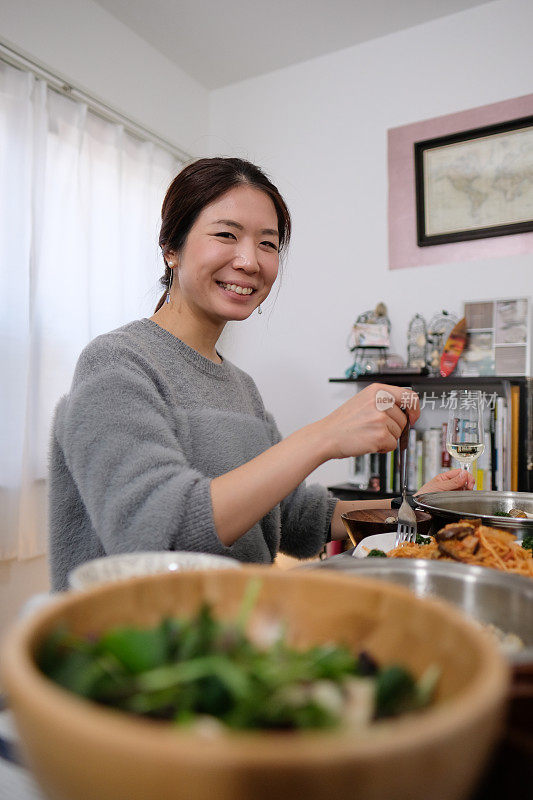 在家吃午饭的女人