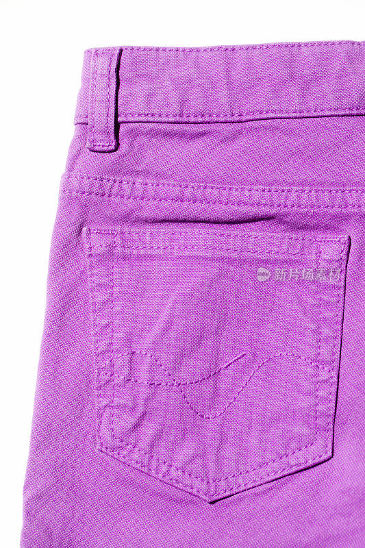 纽扣和后口袋的紫色牛仔裤裤子