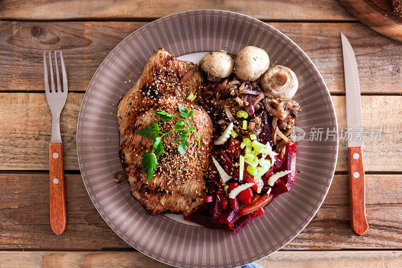 烤火鸡胸在盘子里，特写