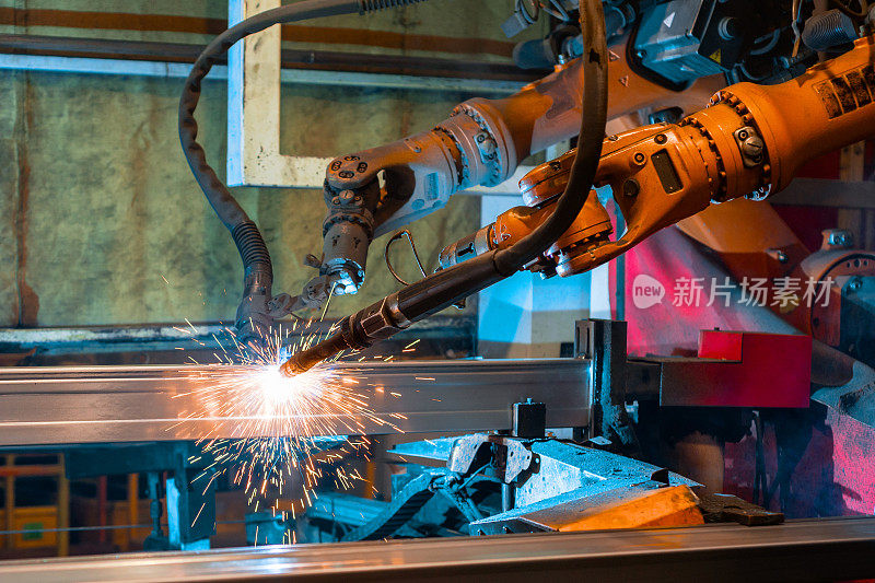 焊接机器人，焊接金属型材的过程。