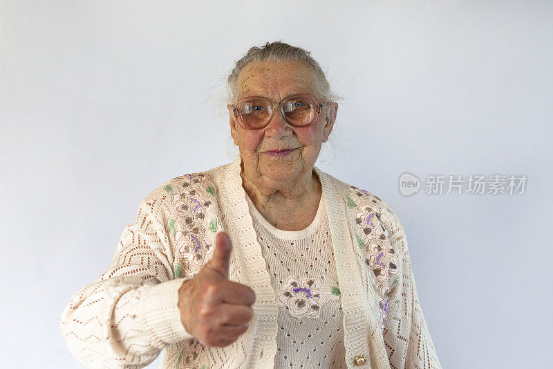快乐的老年妇女。一位快乐的老妇人竖起大拇指