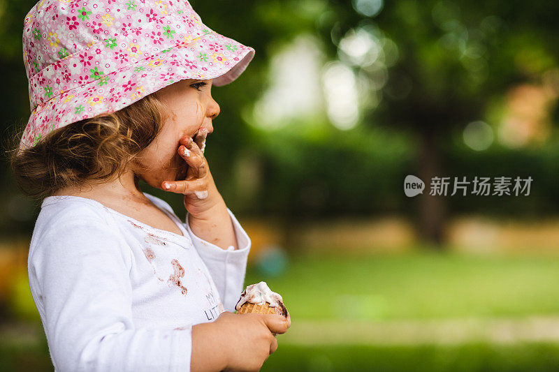 小女孩在户外吃冰淇淋