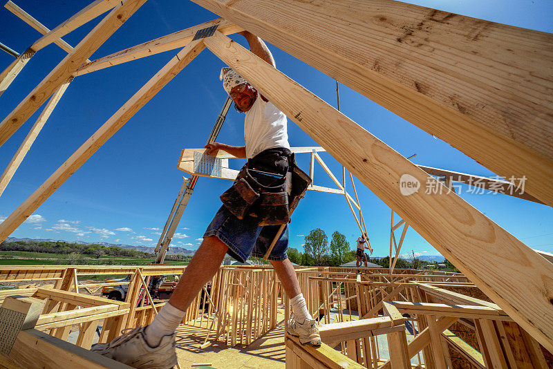 建筑工人木匠框架和建造一个家