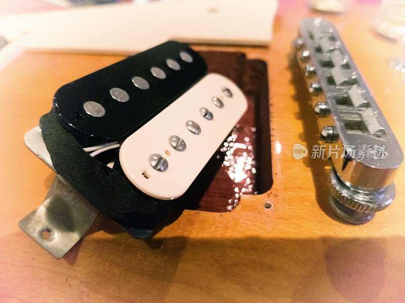 从电吉他上取下用于维护或修理的Humbucker皮卡